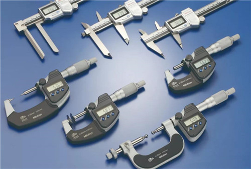 王兴东新书展示文明自傲